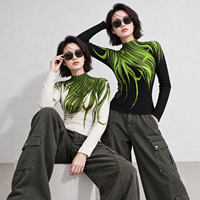 2026 Blouse plissée audacieuse de luxe discret, haut à col montant fluide et sophistiqué à motif graphique, tenue formelle, sociale et avant-gardiste pour boutique