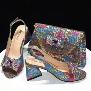 Set di borse per scarpe ispirate al Design con tacchi aperti con motivo irregolare abbinati a borse da donna della stessa serie