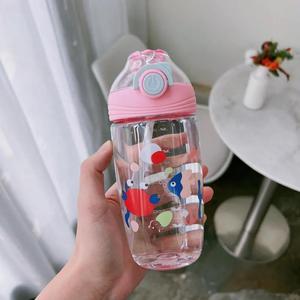 ขวดน้ำพลาสติกสำหรับเด็กพร้อมหลอดดูด ฝาเปิดแบบพลิก ลายการ์ตูน ปลอดสาร BPA พกพาสะดวก สำหรับเด็กนักเรียน ใช้ในช่วงฤดูร้อน - Product Image 5