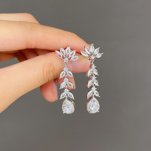 Orecchini Pendenti a Goccia con Cristalli e Nappine Lunghe per Donne, Accessori Geometrici per Uso Quotidiano e Feste - Product Image 3