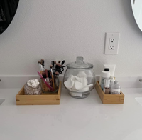 Organisateur de rangement de comptoir en bois d'acacia gravé pour salle de bain et cuisine – Écologique, durable, moderne, pour assiettes et vaisselle