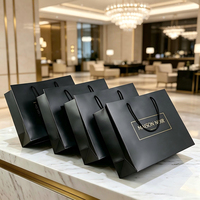 Sac en papier personnalisé de luxe avec logo en feuille d'or, mat, gaufré, laminé, grand, moyen, blanc, solide, pour magasin de vêtements, sac de shopping
