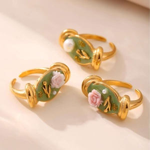 Bague en acier inoxydable plaqué or 18 carats PVD, design tendance pour femmes, série de <span class=keywords><strong>peinture</strong></span> à l'huile de fleurs en émail de perle baroque - Product Image 3
