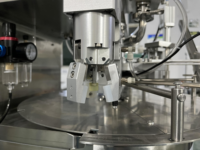 Machine automatique de remplissage et de bouchage de sachets à bec verseur Doypack pour jus, lait et boissons