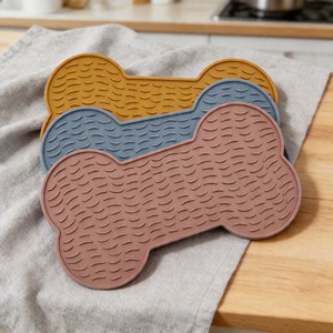 Tapis à lécher en silicone pour animaux de compagnie, forme d'os, antidérapant, pour chiens et chats - Product Image 1