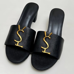 Vente en gros de tongs de créateurs en cuir verni de haute qualité pour femmes, tendance estivale, luxe, marque célèbre, pantoufles pour femmes - Product Image 6