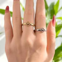 Bague en acier inoxydable à motif floral ajouré, style luxe léger et élégant, bijoux tendance en gros