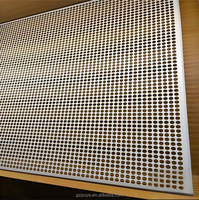 Plafond insonorisant moderne en panneau d'aluminium de 3 mm ignifuge et résistant à l'humidité avec un design à trous ronds pour l'extérieur, la chambre à coucher, l'appartement
