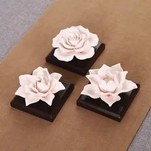 Diffusore di aromi di fiori di rosa in ceramica fatti a mano fatti a mano all'ingrosso di Design personalizzato