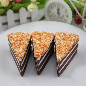 Support de présentation triangulaire décoratif Sophia pour gâteaux mousse, idéal pour vitrine de pâtisserie, photographie et décoration de table - Product Image 1