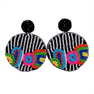 Boucles d'oreilles artisanales de qualité supérieure, colorées et perlées, design élégant à motif floral, bijoux en résine pour femmes, cadeau pour mariage ou fête - Product Image 2