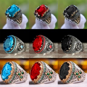 Anillos de Compromiso Clásicos para Mujer en Oro Rosa Vintage, Aleación con Zirconia, Patrón Geométrico, Incrustaciones de Piedras Preciosas Verdes, Diseño Exquisito - Product Image 4