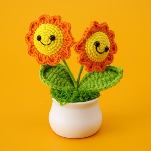 Tournesol souriant réaliste en fil tricoté à la main en pot - A remporté la première place pour la Journée des enseignants - Product Image 3