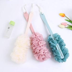 แปรงอาบน้ำด้ามยาวทำจากไม้ พร้อมฟองน้ำตาข่ายนุ่มสำหรับผู้ใหญ่ - Product Image 1