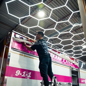 Dimmable haute puissance 5CCT 200v <span class=keywords><strong>LED</strong></span> lampe <span class=keywords><strong>de</strong></span> <span class=keywords><strong>Garage</strong></span> nid d'abeille éclairage <span class=keywords><strong>de</strong></span> travail conception hexagonale pour salle d'exposition <span class=keywords><strong>de</strong></span> voiture - Product Image 3