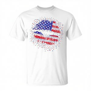 Camiseta Premium para Mujer con Gráfico de Labios Besándose con la Bandera Americana, Inspirada en el 4 de Julio, Elegante y Divertida - Product Image 2