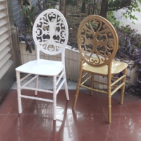 Silla de plástico blanco de boda moderna barata al aire libre con cojín