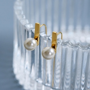 Boucles d'oreilles longues en perles plaquées or 18 carats pour femmes, design minimaliste polyvalent, acier inoxydable classique pour mariages, personnalisables - Product Image 4