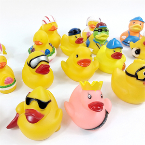 Lot de jouets de bain et de douche pour enfants en gros, assortiment unique de mini canards en caoutchouc jaunes, reine, roi, planche de surf, équipe de football, avec skis - Product Image 3