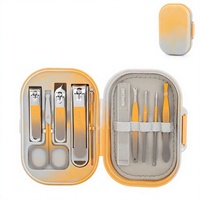 Kit de manucure orange et gris avec coupe-ongles, ciseaux à ongles, fourche à cuticules, pince à épiler et lime à ongles dans un étui de voyage