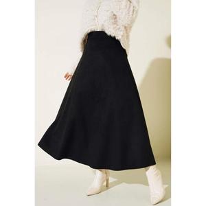 Falda midi de gamuza negra de cintura alta para mujer con corte en A para un look elegante - Product Image 2