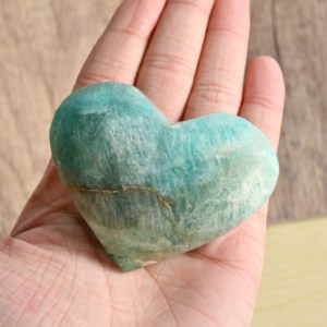 Venta al por mayor de piedras de palma talladas en forma de corazón de cristal pulido, corazón de amazonita para regalo de Feng Shui - Product Image 5