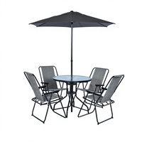 Ensemble de meubles de patio minimalistes modernes, table en verre avec quatre chaises pliantes et parasol central pour terrasse