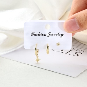 Pendientes Minimalistas de Cobre Color Oro para Mujer, Diseño Geométrico de Estrella Pequeña, con Circonitas como Piedras Principales, Ideales para Regalo - Product Image 3