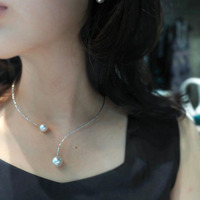 Collier élastique ajustable incrusté de perles de culture d'eau douce rondes de 9-10 mm et de 11-12 mm, légèrement irrégulières, plaqué or 14 carats