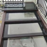 Pérgola de cristal de diseño retráctil deslizante de aluminio moderno OEM, sistema de techo eléctrico para Patio, persiana con patrón de apertura Horizontal
