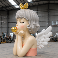Sculpture d'ange en fibre de verre personnalisée avec boule dorée pour la décoration de centres commerciaux, d'hôtels et de parcs à thème