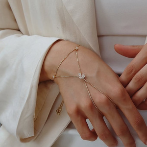 Pulsera de Lujo Moderna y Única con Cadena de Mano y Anillo de Dedo Esclavo Conectado, Bañada en <span class=keywords><strong>Oro</strong></span> de <span class=keywords><strong>14k</strong></span> y con Dije de Mariposa de Zirconia - Product Image 3