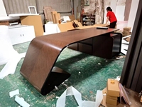 Bureau de direction moderne en bois en forme de L de luxe avec prise USB pour espace de travail de manager et salon professionnel
