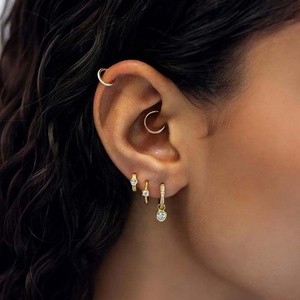 Elegante Neue Huggie-Creolen aus 925er Sterlingsilber, 18K vergoldet, mit kleinen Herz-Anhängern in Zargenfassung für Damen zur Hochzeit - Product Image 4