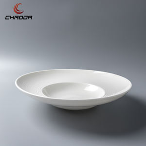 Assiette à pâtes ronde en porcelaine blanche de haute qualité, plat de dîner en céramique émaillée au design moderne Ins pour la maison ou les hôtels - Product Image 5
