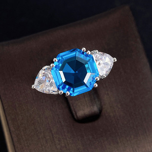 Anello F1590 in Moissanite con Taglio Ottagonale, Tre Pietre, Montatura a Griffe in Oro Bianco, Anello di Fidanzamento da Donna - Product Image 2