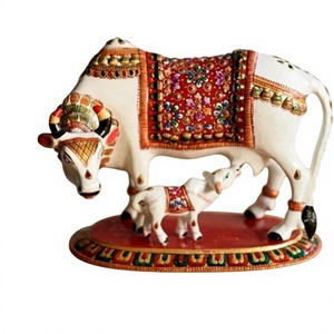 Décoration d'intérieur Art Déco artisanale en marbre Kamdhenu représentant une vache et un veau, idéale pour les mariages et les anniversaires - Product Image 1