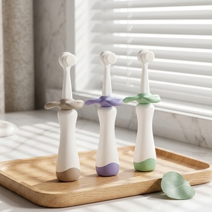 Brosse à dents pour bébé 2 en 1 avec nettoyeur de langue, poignée en silicone antidérapante, directement de l'usine - Product Image 1