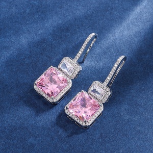 Vente en gros d'usine, ensemble de bijoux délicats et écologiques en cuivre avec zircon cubique rose 10*10MM pour femmes, look quotidien - Product Image 4