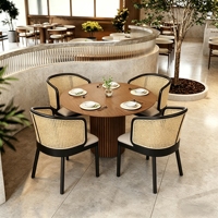 Table et chaise de restaurant au design moderne et luxueux sur mesure, dossier en rotin, chaise de salle à manger d'hôtel