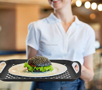 Plateau de service rectangulaire antidérapant en plastique pour repas et boissons, avec surface en caoutchouc antidérapante et poignées ergonomiques pour une prise en main facile