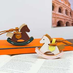 Llavero de caballo balancín de cuero hecho a mano, colgante creativo para bolso, llavero duradero para coche, regalo encantador para mujeres, niñas y niños - Product Image 2