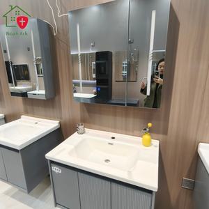 Armoire de salle de bain grise à trois portes avec éclairage LED monochrome, fonction anti-buée et miroir intelligent Bluetooth - Product Image 2