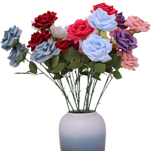 Composizione di 3 Rose Artificiali ad Angolo per Decorazioni Matrimoniali, Soggiorno, Fotografia e Accessori per Set Fotografici - Product Image 1