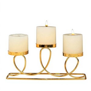 Porte-bougie de table luxueux en métal doré avec trois supports cylindriques pour la décoration de la maison - Product Image 4