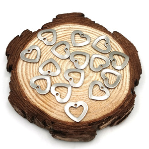 จี้รูปหัวใจสเตนเลสสตีลแบบฉลุลาย สำหรับงาน DIY สีเหล็ก รุ่น H1099 - Product Image 4