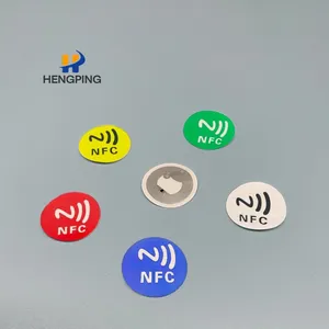 Più economico 13.56mhz rotondo programmabile NTAG 213 Dia 20mm rotolo bagnato intarsio NFC Smart Sticker Tag