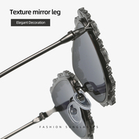Lunettes de soleil pour femmes, monture papillon triangulaire en métal, lunettes de soleil œil de chat avec strass