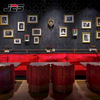 Comptoir de bar à jus d'aquarium unique avec chaises hautes intégrées et tabouret de bar élégant pour salles modernes