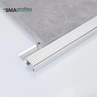 Profilé de marche d'escalier en aluminium et marbre au design moderne, avec rainure sur la surface, bandes de transition antidérapantes pour bord de marche
